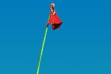 Gudhi Padwa 2026: जरीकाठाची हवीच बाई! गुढीकाठीसाठी कोणत्या रंगाची साडी शुभ आणि परफेक्ट