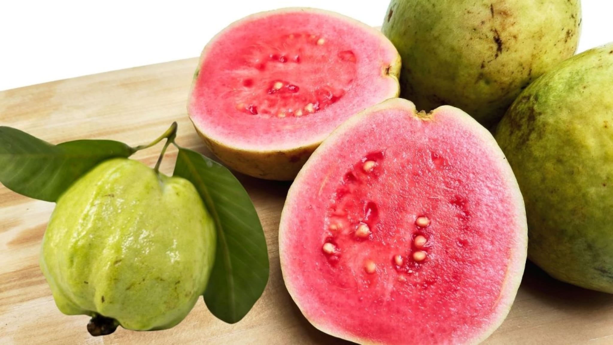 Guava : पेरू खाताना साल काढून खायची की सालीसोबत? तज्ज्ञ काय सांगतात वाचा