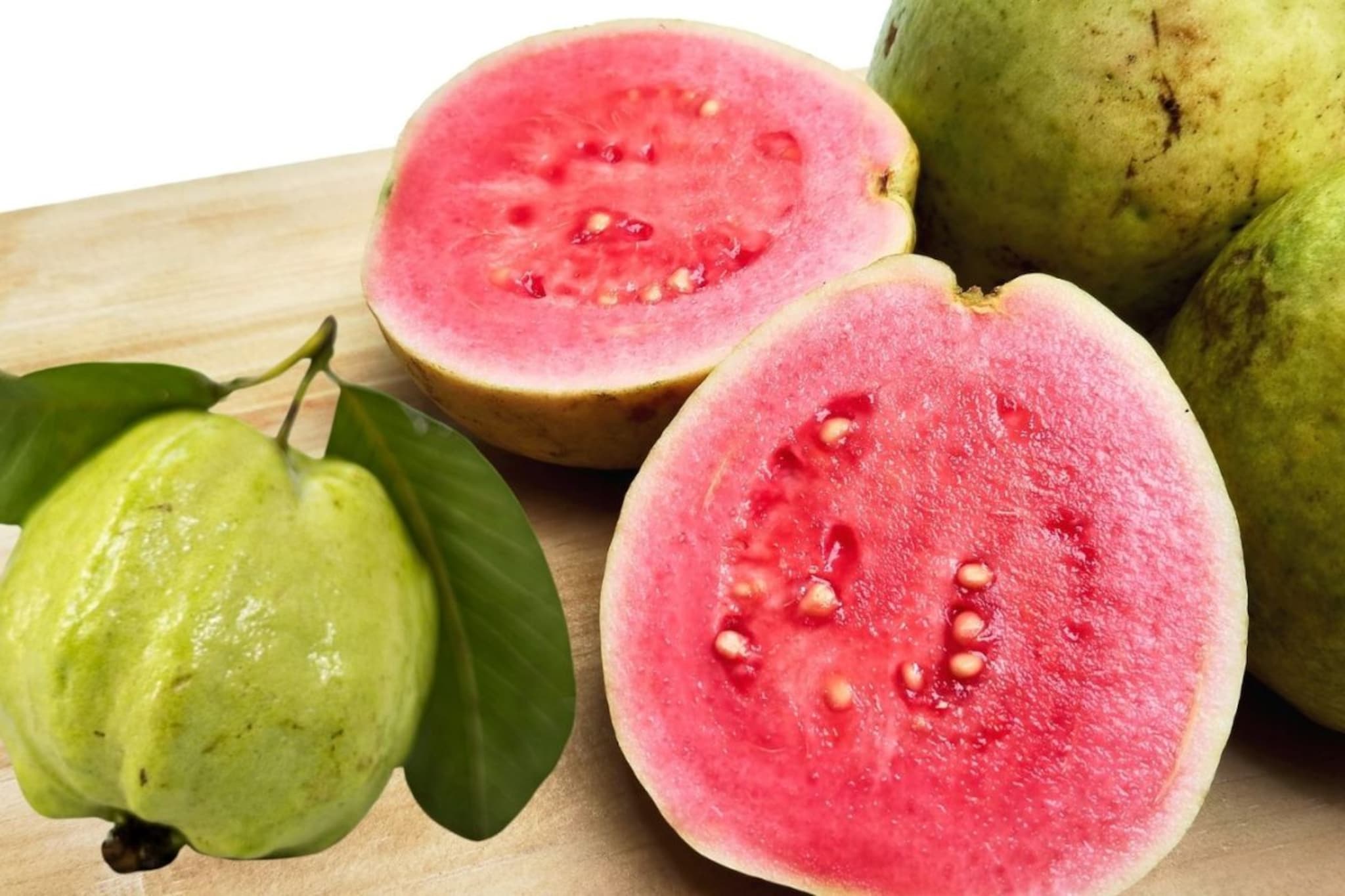 Guava : पेरू खाताना साल काढून खायची की सालीसोबत? तज्ज्ञ काय सांगतात वाचा