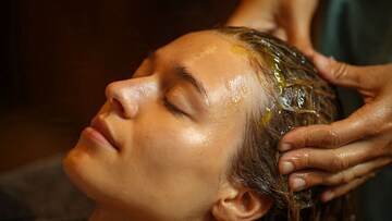 Hair Oil : सकाळी की रात्री केसांना तेल लावण्याची योग्य वेळ कोणती? 'हे' गणित चुकलं तर फायद्याऐवजी होईल नुकसान