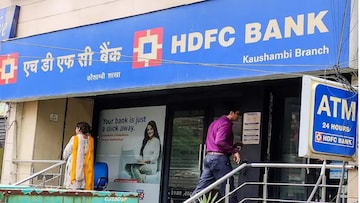 HDFC बँकेच्या ग्राहकांसाठी महत्त्वाची बातमी! 1 एप्रिलपासून बदलणार ATMचे नियम