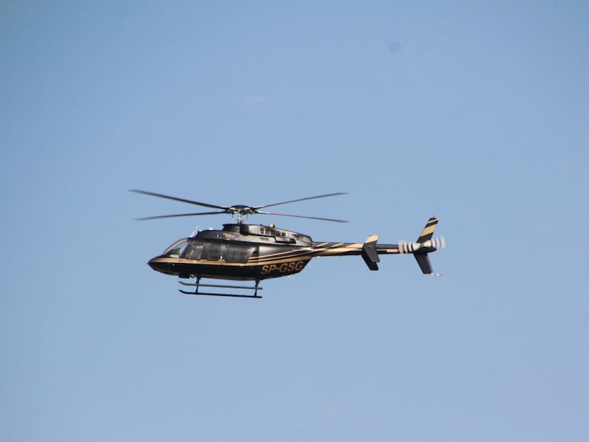 लग्नाचा सीझन म्हटलं की डोळ्यासमोर येतो तो झगमगाट, बँड-बाजा आणि नटलेला नवरदेव. पूर्वी नवरदेव घोड्यावर बसून यायचा, मग काळ बदलला आणि लक्झरी गाड्यांची क्रेझ आली. पण आता 'स्टेटस सिम्बॉल'ची व्याख्या बदलली आहे. आता फक्त रस्तेच नाही, तर आभाळही लग्नाच्या वरातीने गजबजणार आहे. सध्या लग्नात हेलिकॉप्टरमधून एन्ट्री करणे किंवा नवरीची विदाई हेलिकॉप्टरने करणे हा नवा ट्रेंड वेगाने लोकप्रिय होत आहे. लग्नाचा सीझन म्हटलं की डोळ्यासमोर येतो तो झगमगाट, बँड-बाजा आणि नटलेला नवरदेव. पूर्वी नवरदेव घोड्यावर बसून यायचा, मग काळ बदलला आणि लक्झरी गाड्यांची क्रेझ आली. पण आता 'स्टेटस सिम्बॉल'ची व्याख्या बदलली आहे. आता फक्त रस्तेच नाही, तर आभाळही लग्नाच्या वरातीने गजबजणार आहे. सध्या लग्नात हेलिकॉप्टरमधून एन्ट्री करणे किंवा नवरीची विदाई हेलिकॉप्टरने करणे हा नवा ट्रेंड वेगाने लोकप्रिय होत आहे.