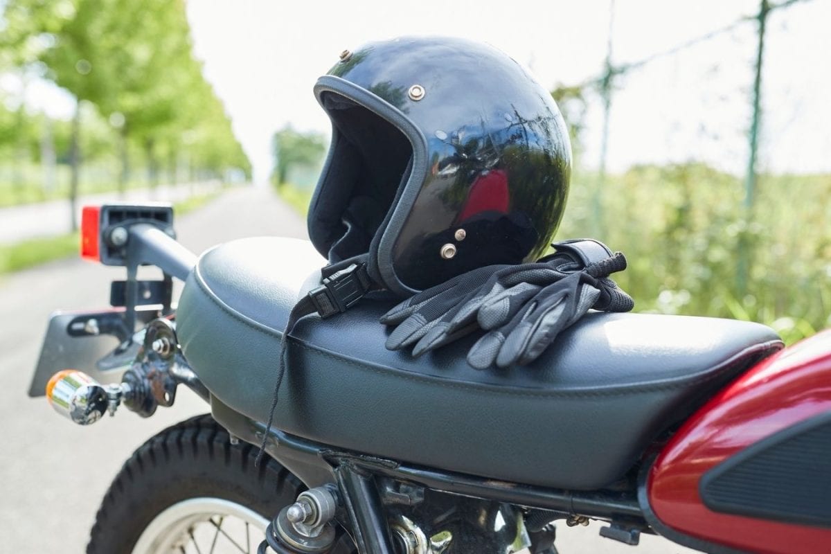 Helmet : बाईक चालक सावधान, आता हेल्मेट असूनही बसू शकतो 1000 रुपयांचा दंड; वाहतूक पोलिसांचा नवा नियम तुम्हाला माहितीये का?