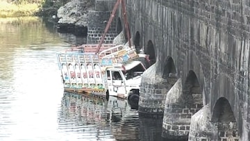 'शिवशक्ती' लिहून जिच्यावर पोट भरलं, तिच्याच केबिनमध्ये अडकून शिंदेंनी जग सोडलं 'शिवशक्ती' लिहून जिच्यावर पोट भरलं, तिच्याच केबिनमध्ये अडकून शिंदेंनी जग सोडलं