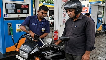 पेट्रोल पंपावर फक्त झिरो बघून काही होणार नाही, बघा 'ही' गोष्ट; अन्यथा फसलाच म्हणून समजा पेट्रोल पंपावर फक्त झिरो बघून काही होणार नाही, बघा 'ही' गोष्ट; अन्यथा फसलाच म्हणून समजा