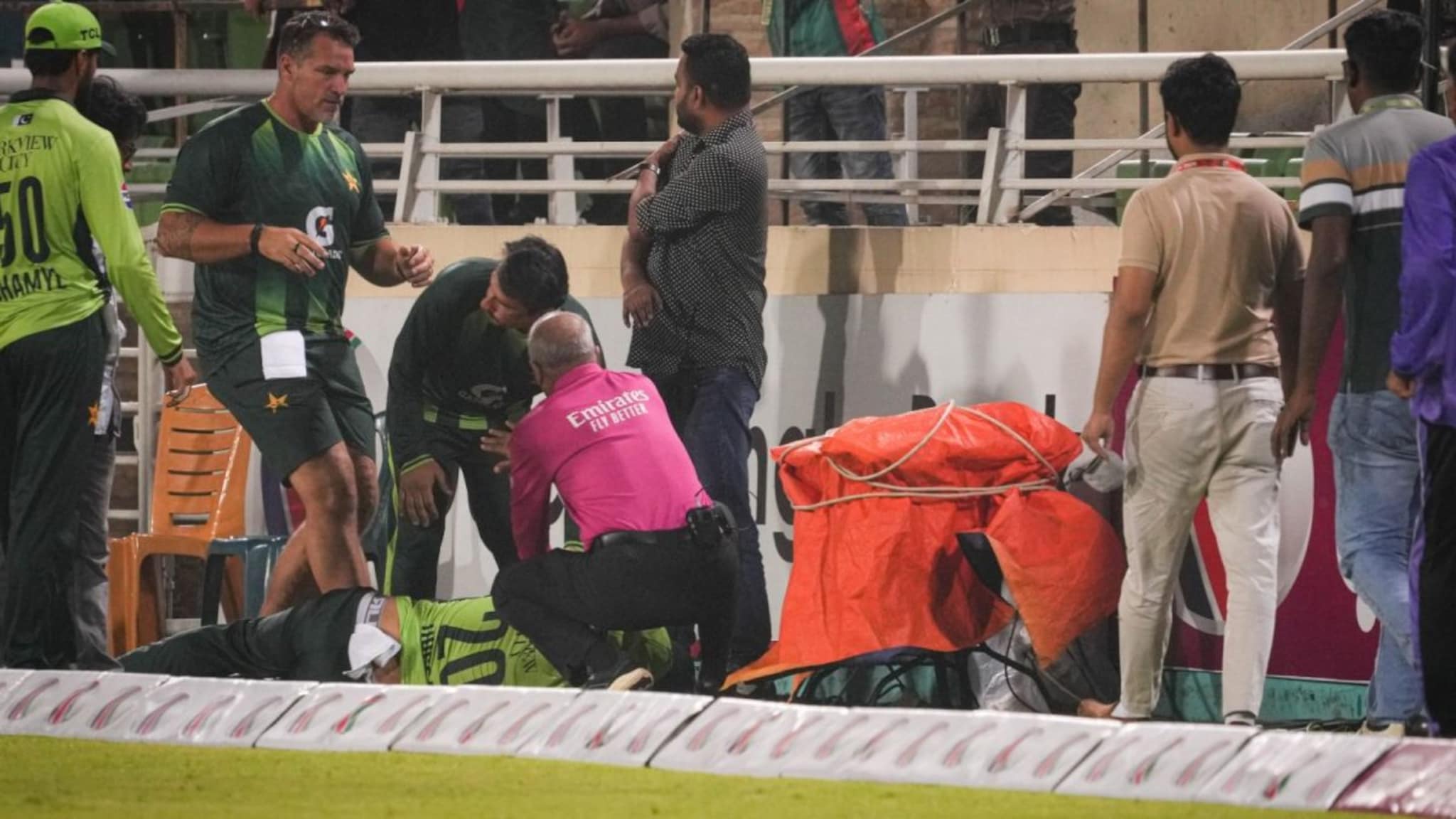 PAK vs BAN सामन्यादरम्यान मोठी दुर्घटना, पाकिस्तानी खेळाडूला स्ट्रेचरवरून मैदानाबाहेर नेलं, नेमकं काय घडलं? 