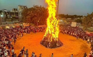 घराची होईल भरभराट! आज होलिका दहनावेळी करा 'ही' काम, संकटे होतील क्षणात दूर घराची होईल भरभराट! आज होलिका दहनावेळी करा 'ही' काम, संकटे होतील क्षणात दूर