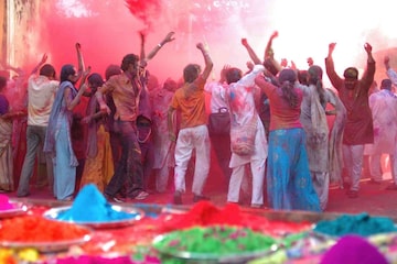 होळी फिवर अजून संपला नाही, कोणत्या तारखेला साजरी केली जाणार रंगपंचमी? होळी फिवर अजून संपला नाही, कोणत्या तारखेला साजरी केली जाणार रंगपंचमी?