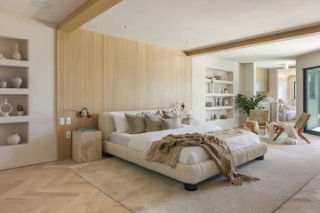 तुम्हीही बेडरूममध्ये ठेवल्या असतील 'या' वस्तू, तर आजच काढा बाहेर; अन्यथा महागात पडेल चूक