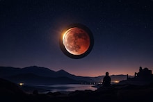 Chandra Grahan 2026: काळी छाया चंद्राला लुप्त करायला येते! घरात खाण्या-पिण्याचे असे नियम पाळतात लोक