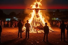 Holi Dahan 2026: आज होळी पौर्णिमा! होळीची पूजा, दहनाचा शुभ मुहूर्त, मंत्र, विधी, धार्मिक महत्त्व पाहा