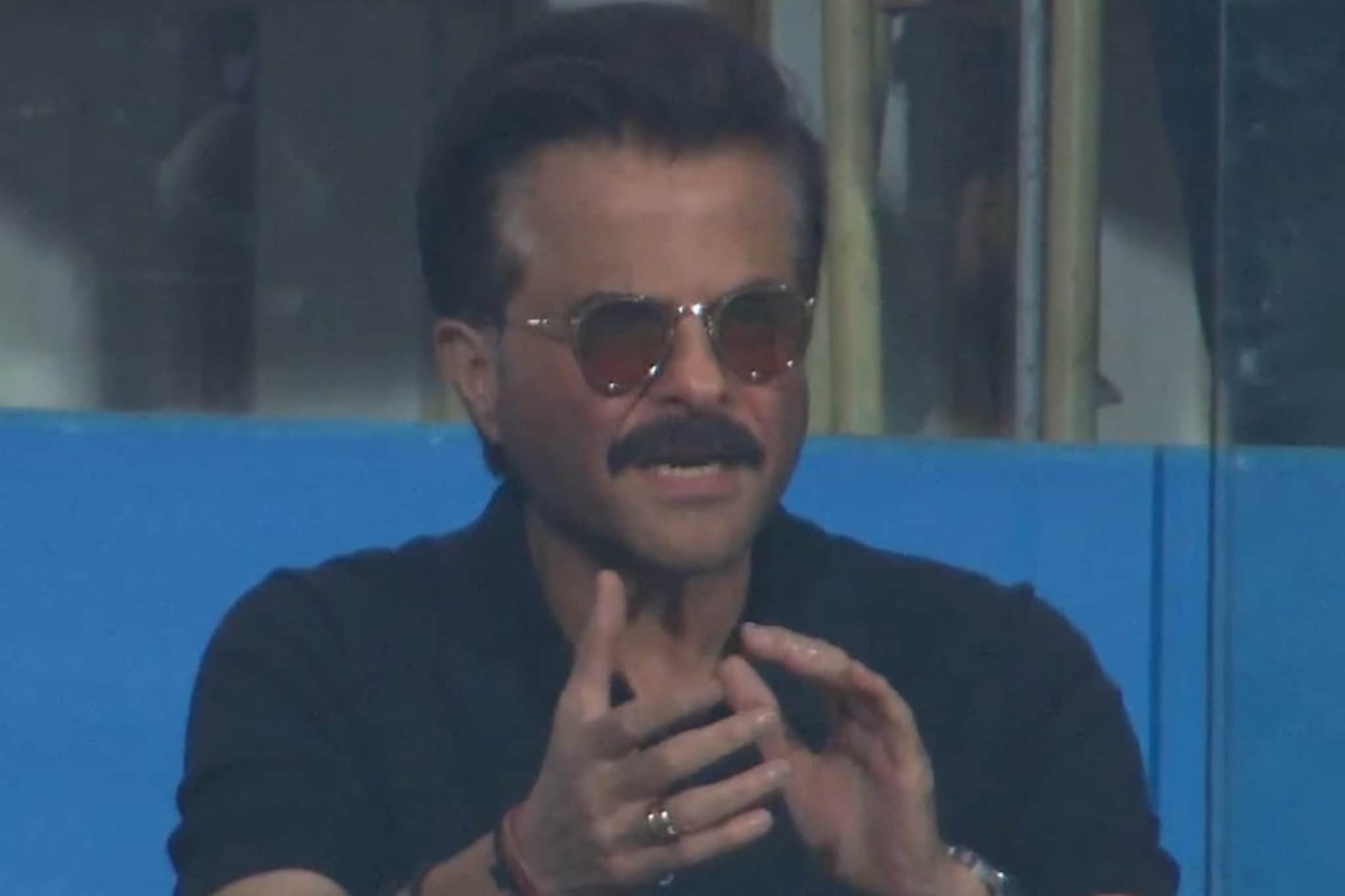 बॉलिवूडच्या 'नायक'ने क्रिकेटच्या मैदानावरील 'या' हिरोसमोर जोडले हात, PHOTOS