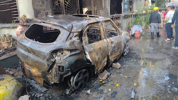 EV कार चार्जिंगनं आख्खं घर भस्मसात, हसतं खेळतं कुटुंब उद्धवस्त, 8 जणांच्या अंताची रडू आणणारी घटना