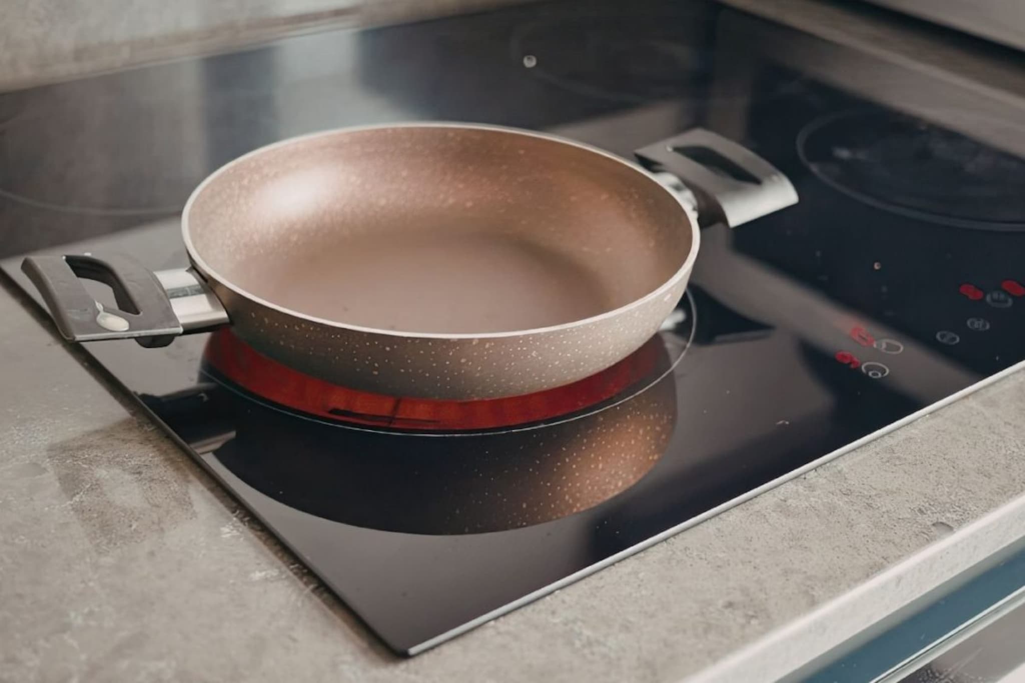 Induction : गॅसच्या टंचाईमुळे इंडक्शन खरेदीची घाई करताय? थांबा! 'या' 10 चुका पडतील महागात; खरेदीपूर्वी हे नक्की वाचा