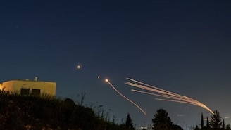 इराणने इस्त्रायलची झोप उडवली, मध्यरात्री क्लस्टर बॉम्बने हल्ला, लोक बंकरमध्ये लपले