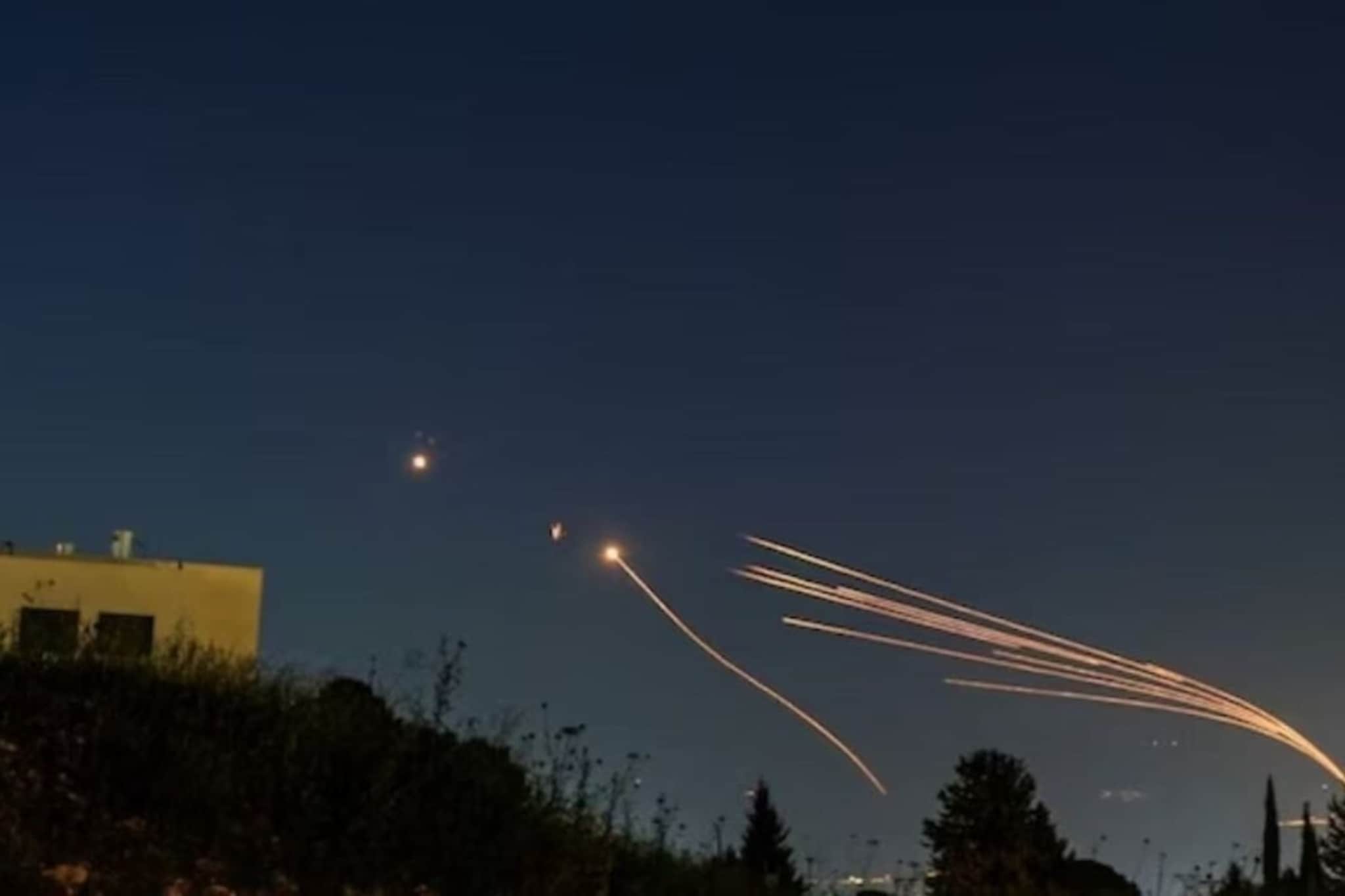 इराणने इस्त्रायलची झोप उडवली, मध्यरात्री क्लस्टर बॉम्बने हल्ला, लोक बंकरमध्ये लपले इराणने इस्त्रायलची झोप उडवली, मध्यरात्री क्लस्टर बॉम्बने हल्ला, लोक बंकरमध्ये लपले