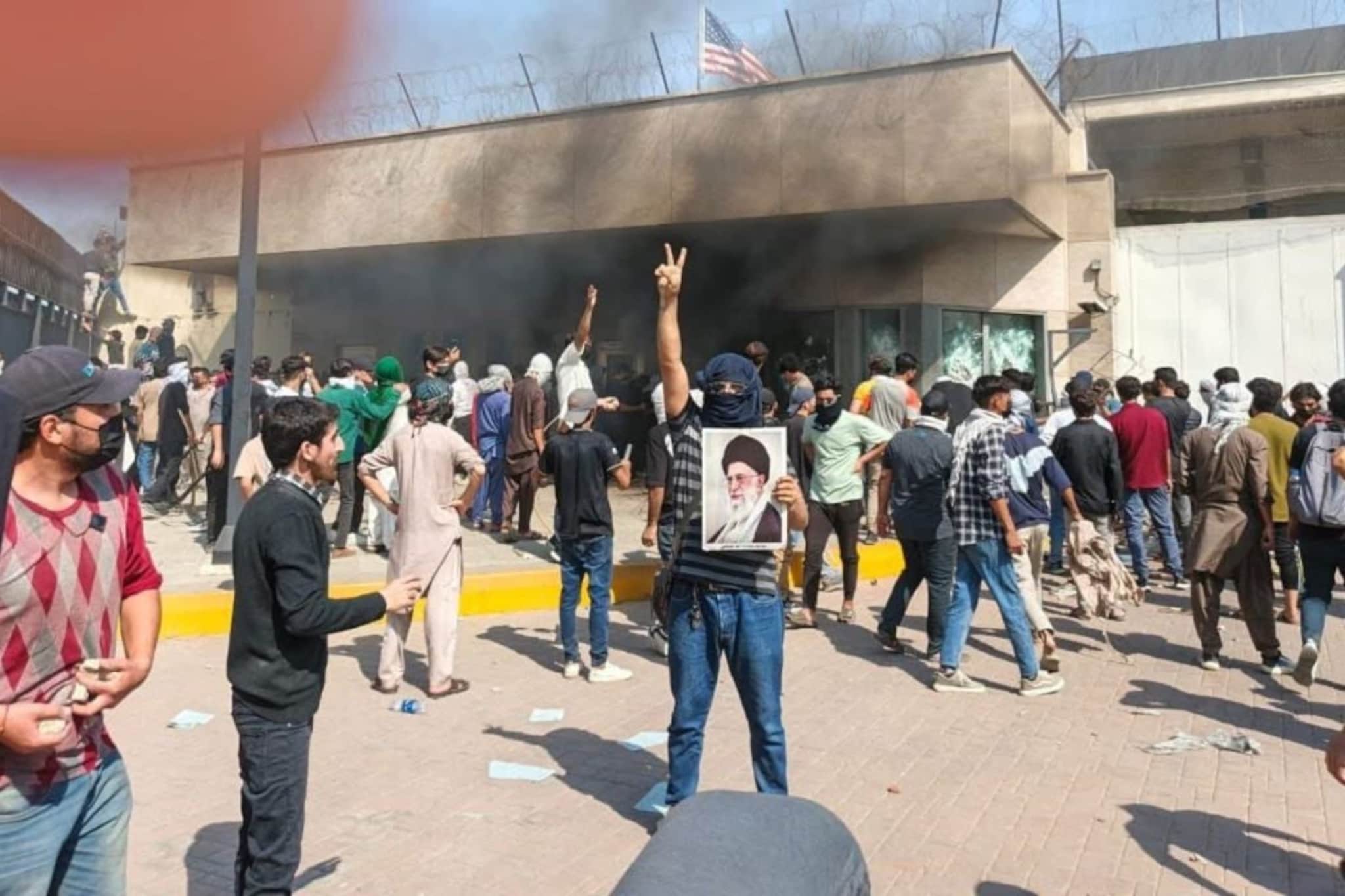 खामेनेईच्या मृत्यूनंतर पाकिस्तान पेटला, अमेरिकन दूतावासावर हल्ला, 8जणांचा मृत्यू