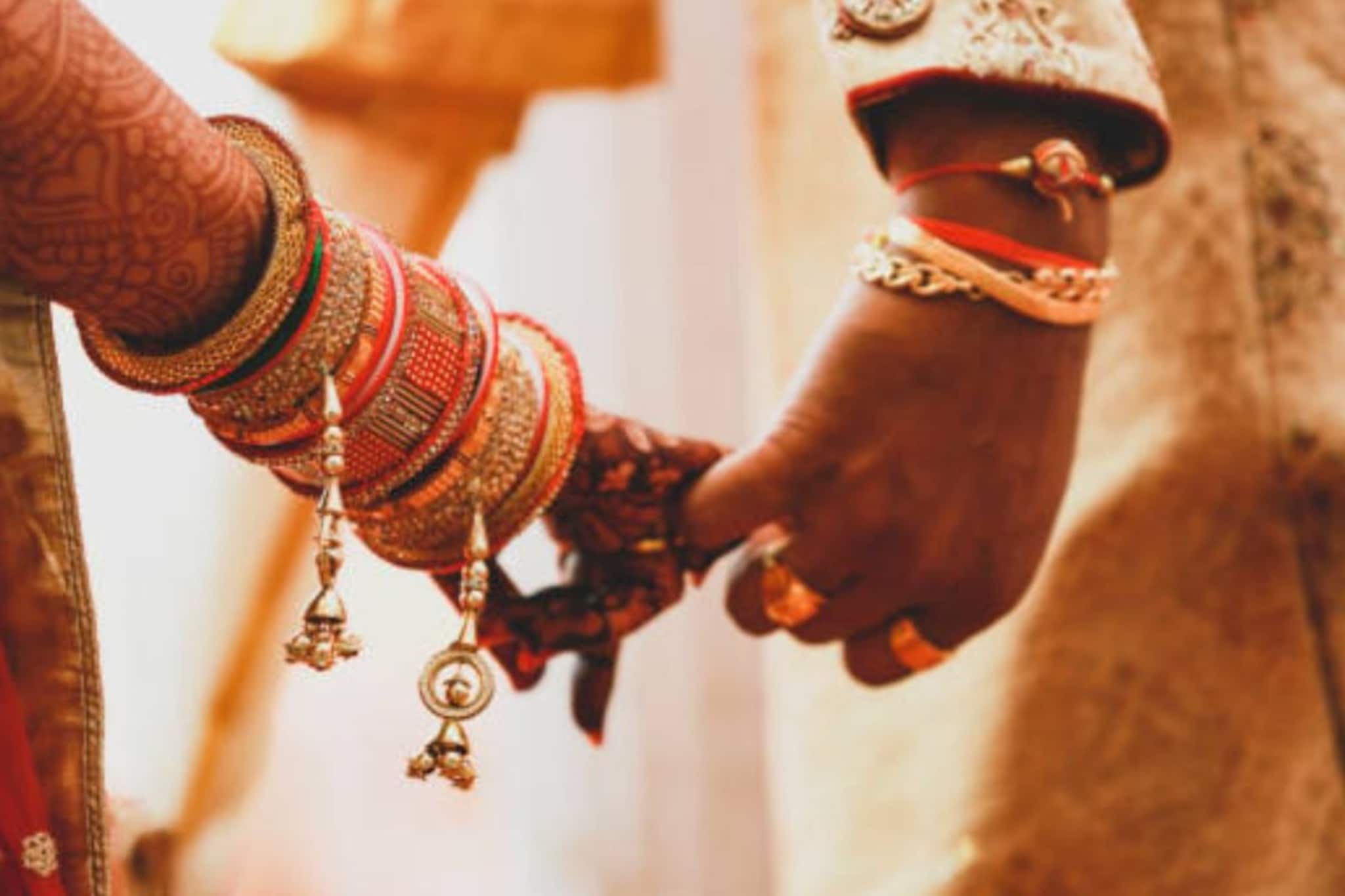 प्रेमविवाह केल्याने तरुणाला विवस्त्र करून मारहाण; गावातून धिंड काढली, हातही मोडला, महाराष्ट्राला हादरवणारी घटना!