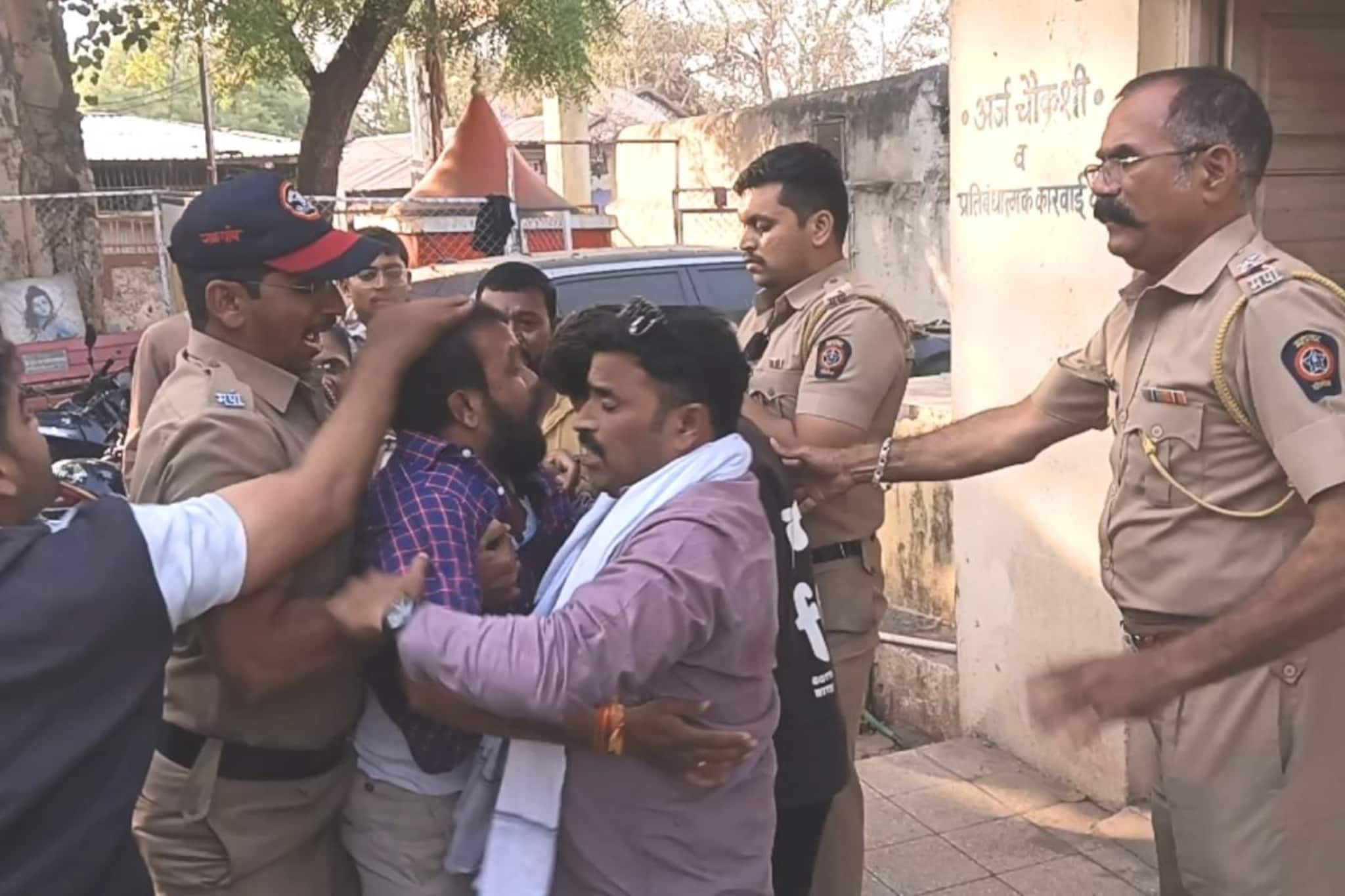 Jalgaon:  कंत्राटासाठी पोलीस स्टेशनमध्ये घुसून मारामारी, शिवसेना आणि भाजपच्या कार्यकर्त्यांचा राडा