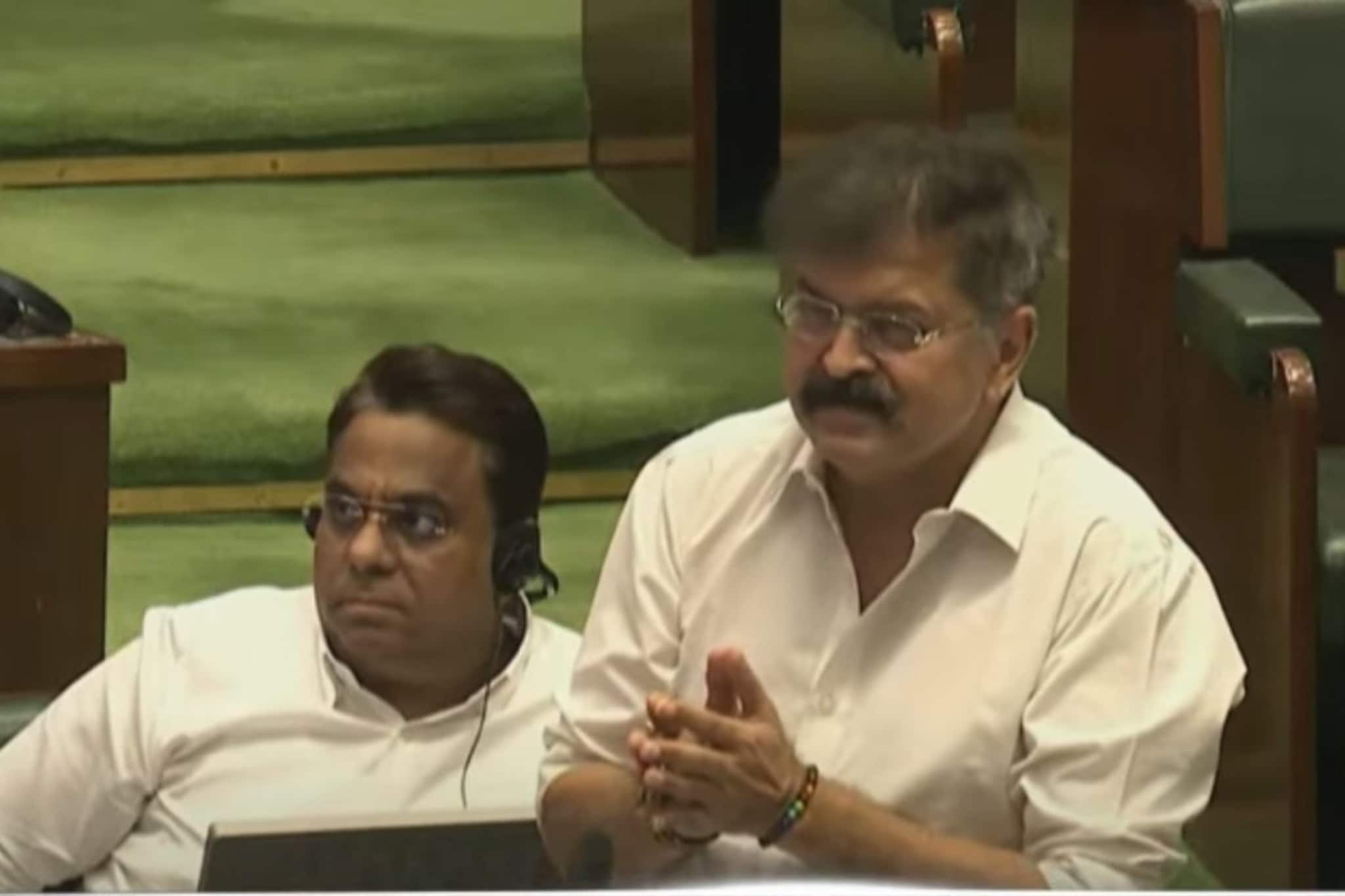 शिवरायांच्या राज्यभिषेक सोहळ्याबद्दल जितेंद्र आव्हाडांचं वादग्रस्त वक्तव्य, सभागृहात हात जोडून मागितली माफी शिवरायांच्या राज्यभिषेक सोहळ्याबद्दल जितेंद्र आव्हाडांचं वादग्रस्त वक्तव्य, सभागृहात हात जोडून मागितली माफी