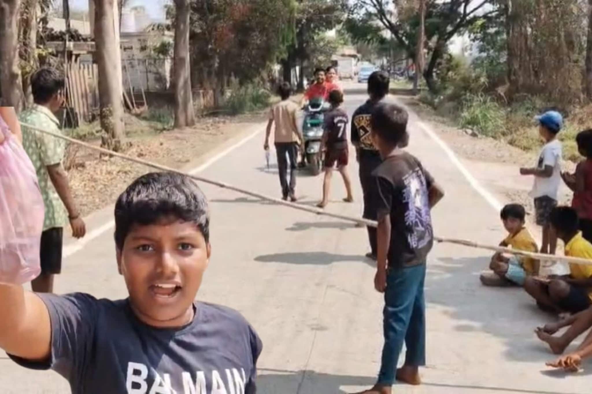 : हे कोल्हापुरातच घडू शकतं! लहान पोरांचा 'टोलनाका', चिल्लर करतात गोळा : हे कोल्हापुरातच घडू शकतं! लहान पोरांचा 'टोलनाका', चिल्लर करतात गोळा