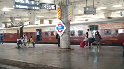 खारघर स्टेशनवर लोकलसमोर उडी, महिलेचा जागीच मृत्यू