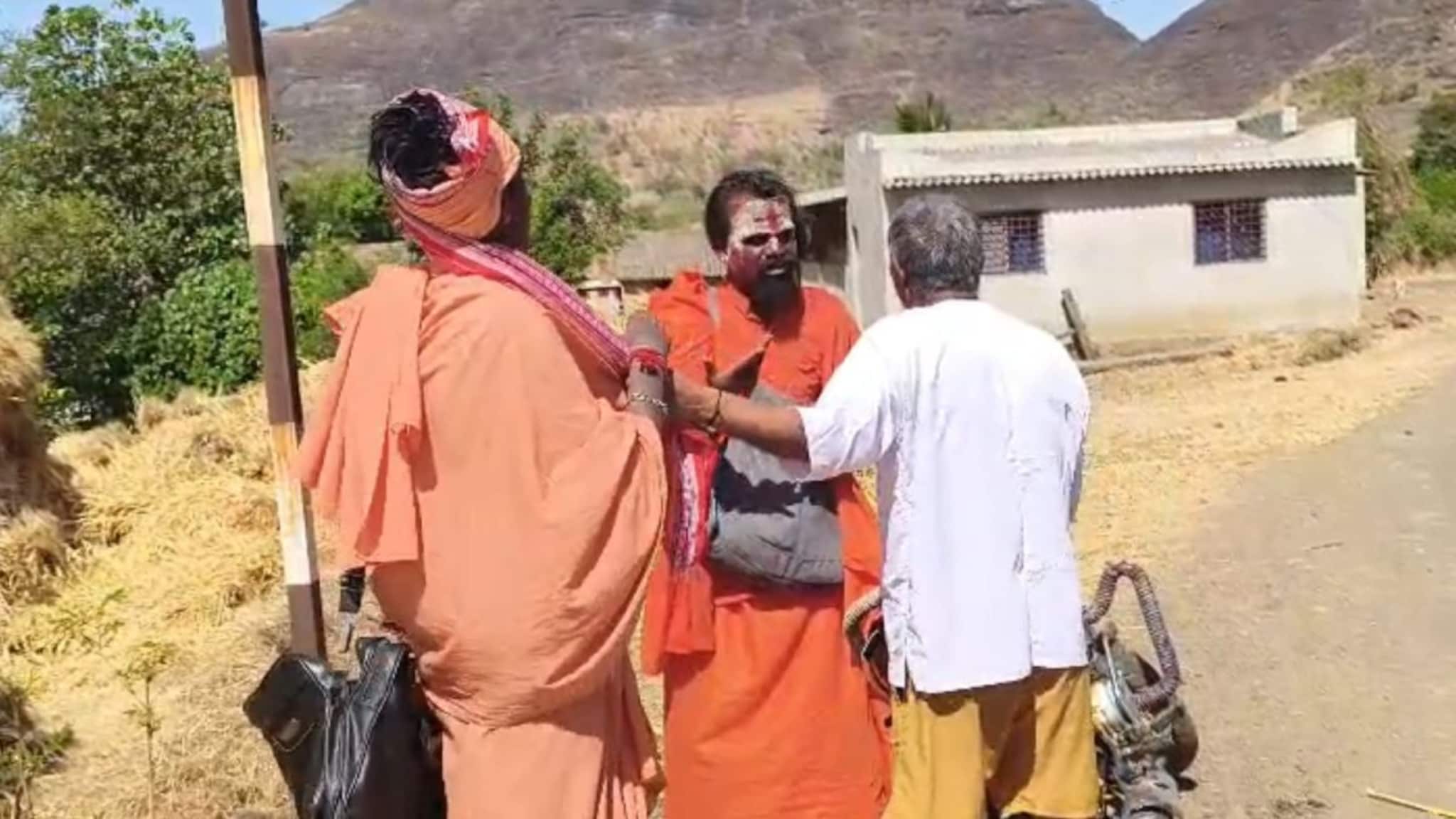 अंगावर भगवे कपडे, महिलेला जाळ्यात ओढलं, 2 भोंदुंना आजोबांनी धू धू धुतलं, पुण्यातील VIDEO VIRAL