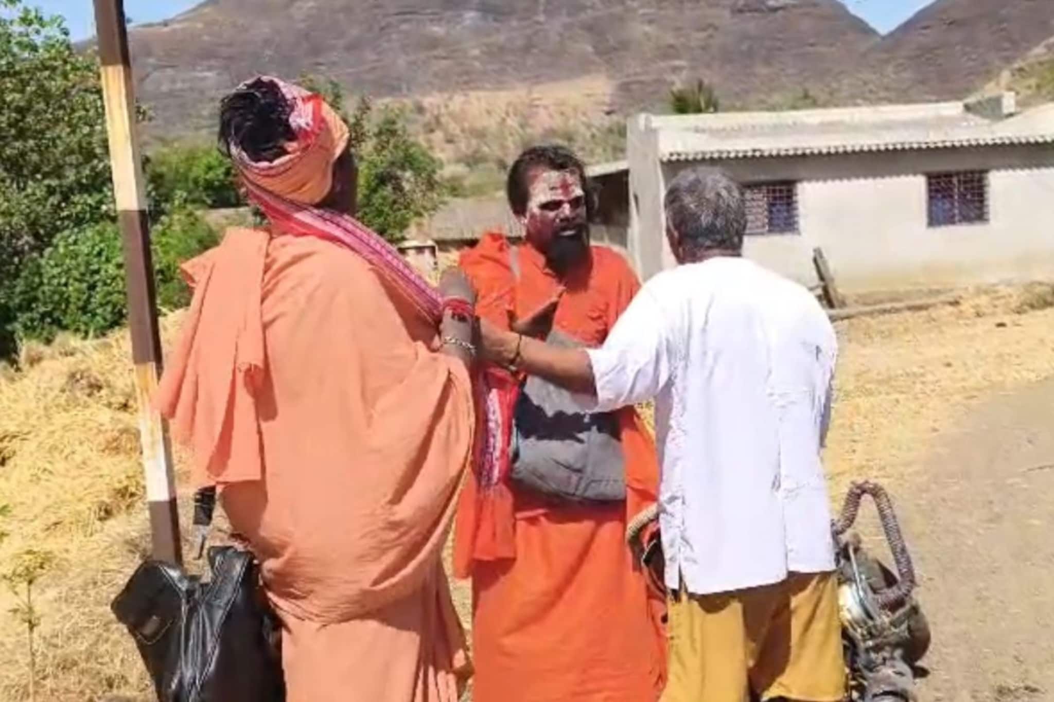 अंगावर भगवे कपडे, महिलेला जाळ्यात ओढलं, 2 भोंदुंना आजोबांनी धू धू धुतलं, पुण्यातील VIDEO VIRAL अंगावर भगवे कपडे, महिलेला जाळ्यात ओढलं, 2 भोंदुंना आजोबांनी धू धू धुतलं, पुण्यातील VIDEO VIRAL