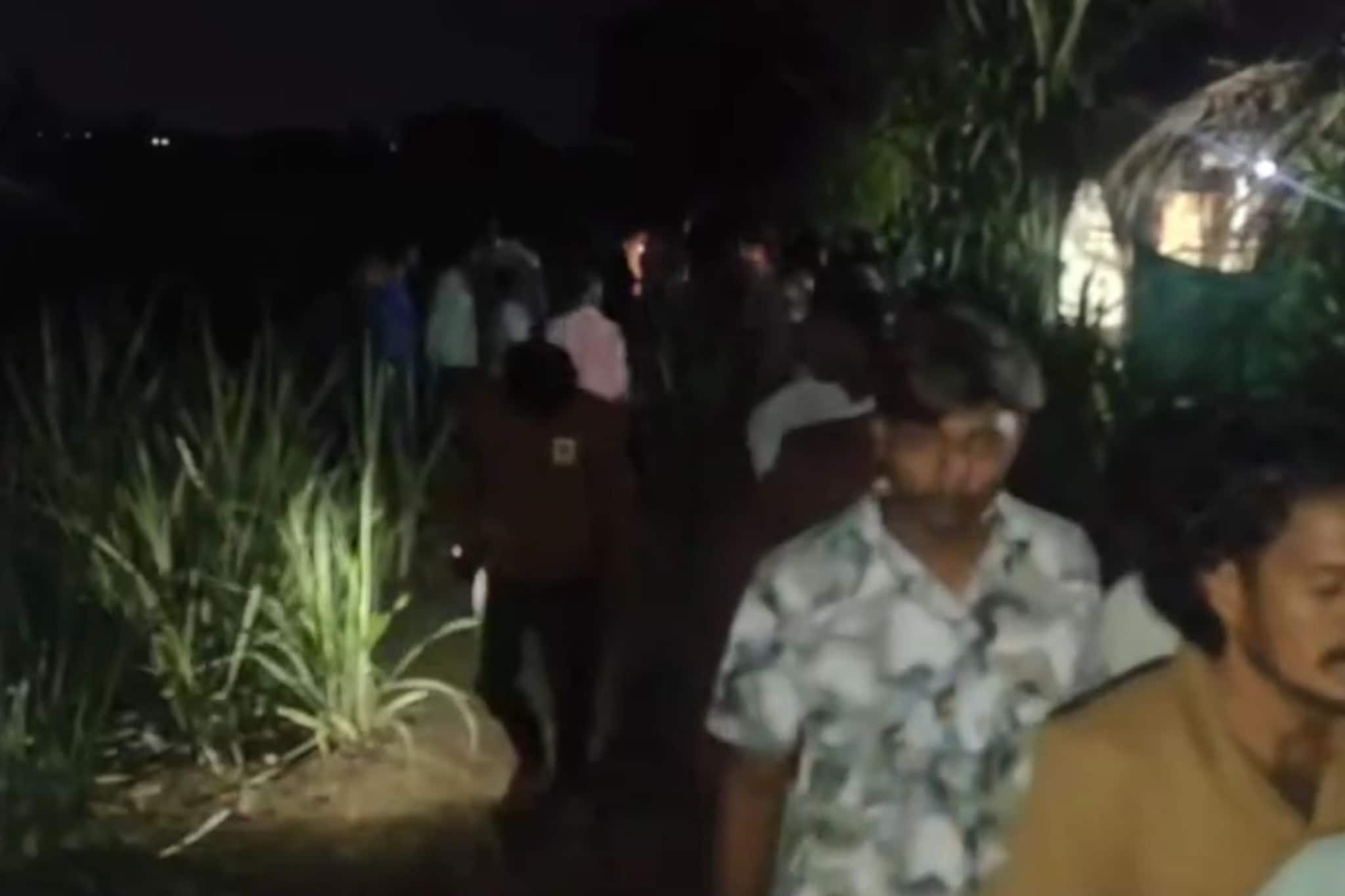 रक्ताचं नातं विसरला, तरुणाकडून बापासह भावाचा अमानुष खून, दुहेरी हत्याकांडाने कोल्हापूर हादरलं! रक्ताचं नातं विसरला, तरुणाकडून बापासह भावाचा अमानुष खून, दुहेरी हत्याकांडाने कोल्हापूर हादरलं!