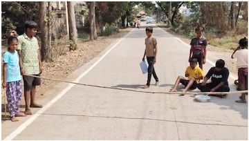 : हे कोल्हापुरातच घडू शकतं! लहान पोरांचा 'टोलनाका', चिल्लर करतात गोळा : हे कोल्हापुरातच घडू शकतं! लहान पोरांचा 'टोलनाका', चिल्लर करतात गोळा