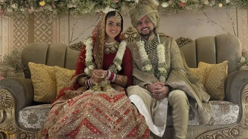 टीम इंडियाचा स्टार खेळाडू कुलदीप यादव शनिवारी लग्नबंधनात अडकला होता. या लग्नाचे फोटो आणि व्हिडिओ देखील समोर आले आहे. टीम इंडियाचा स्टार खेळाडू कुलदीप यादव शनिवारी लग्नबंधनात अडकला होता. या लग्नाचे फोटो आणि व्हिडिओ देखील समोर आले आहे.