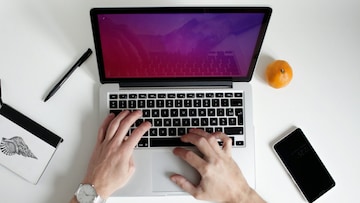 लॅपटॉप अंथरुणावर ठेवून चार्ज करत असाल तर सावधान! आजच जाणून घ्या हे धोकादायक सत्य लॅपटॉप अंथरुणावर ठेवून चार्ज करत असाल तर सावधान! आजच जाणून घ्या हे धोकादायक सत्य