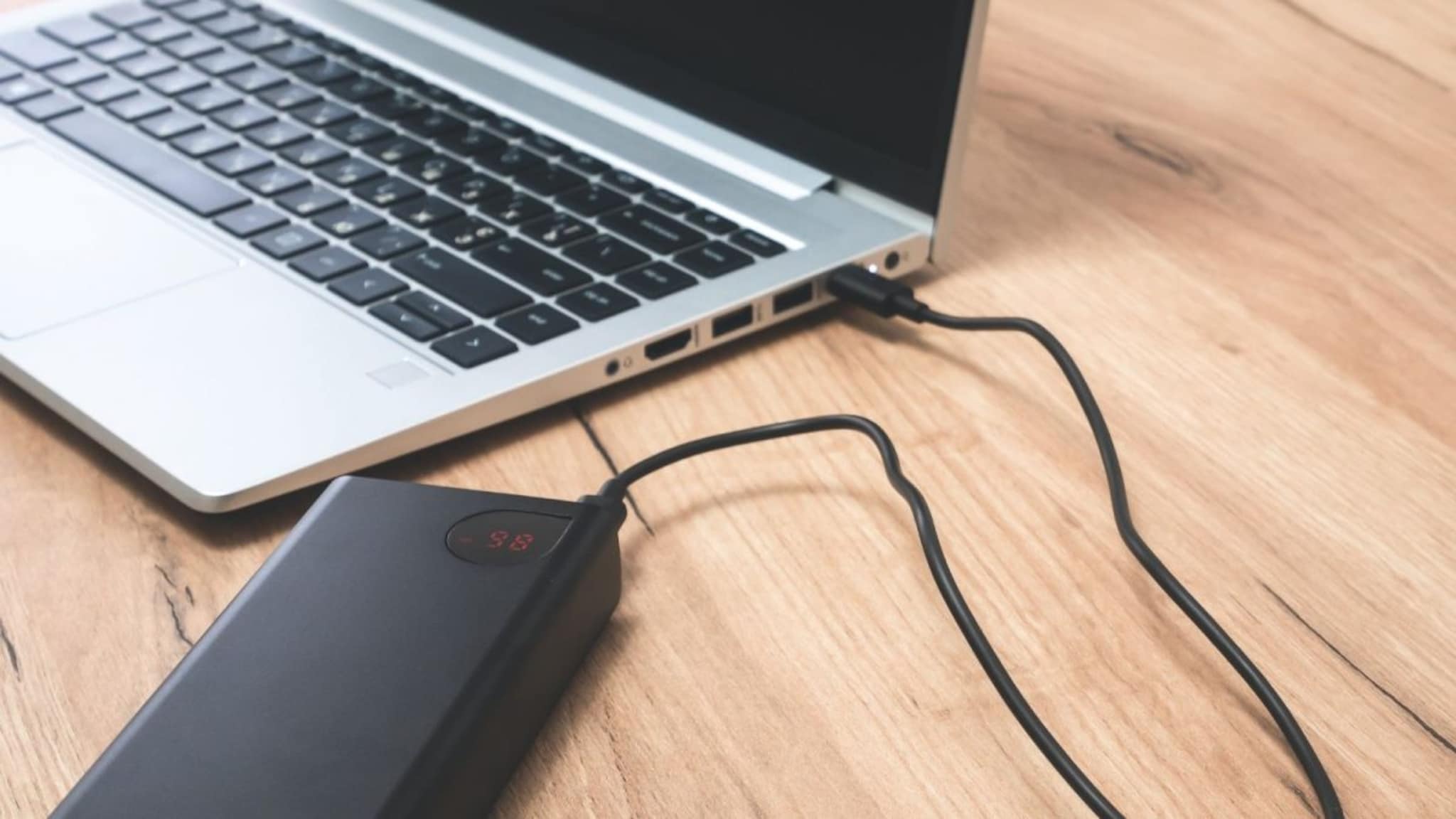 Laptop : लॅपटॉप चार्जिंगला लावून तासनतास काम करताय? 'या' 5 चुका पडू शकतात महागात