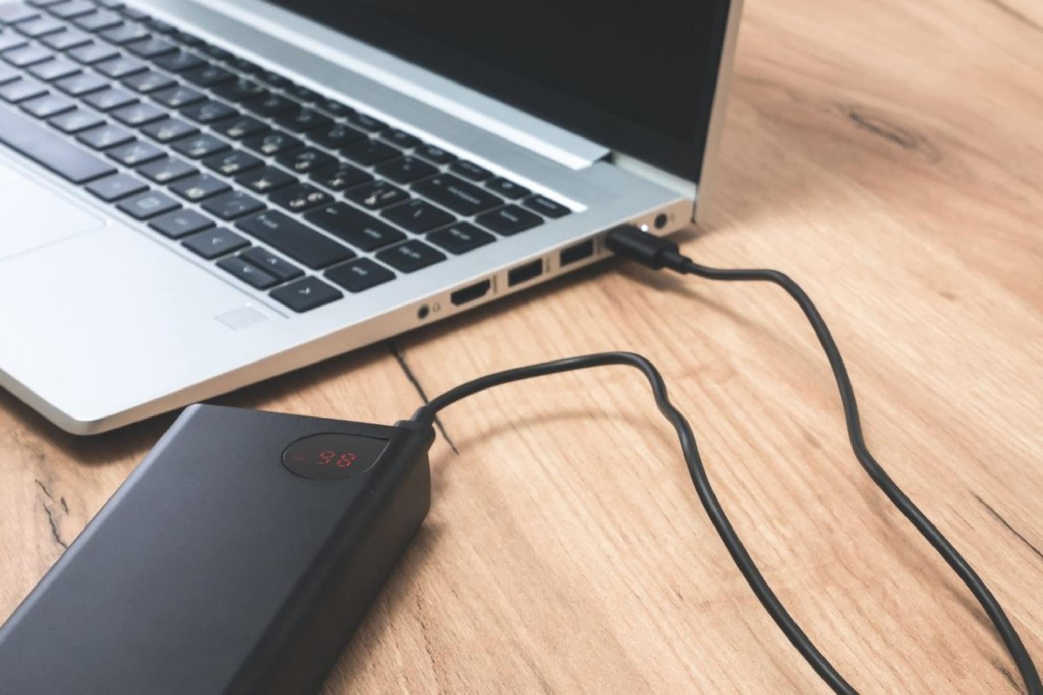 Laptop : लॅपटॉप चार्जिंगला लावून तासनतास काम करताय? 'या' 5 चुका पडू शकतात महागात Laptop : लॅपटॉप चार्जिंगला लावून तासनतास काम करताय? 'या' 5 चुका पडू शकतात महागात