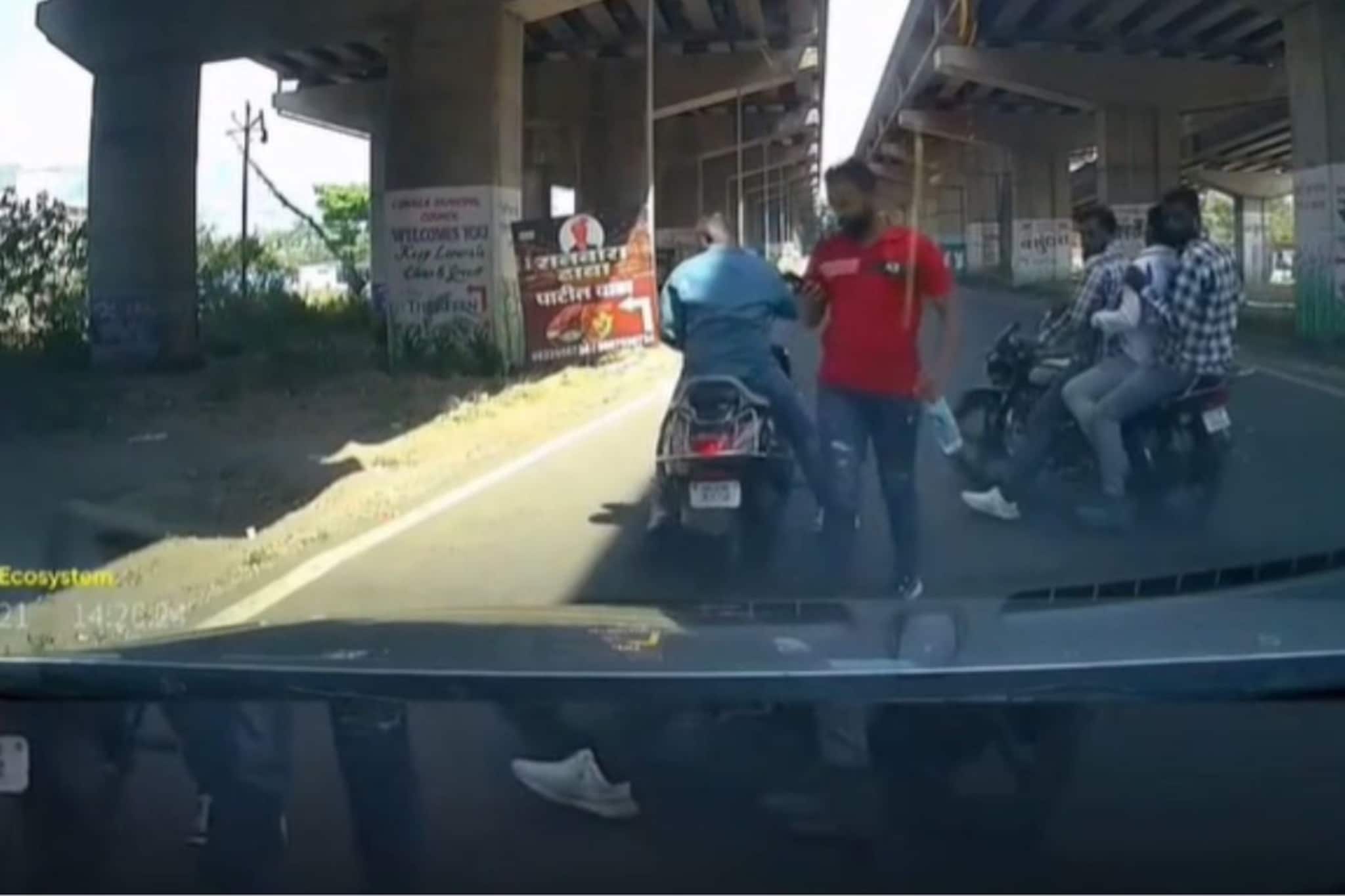 जुन्या मुंबई-पुणे हायवेवरून जात असाल तर सावधान, भरदिवसा घडतोय भयंकर प्रकार, धडकी भरवणारा VIDEO