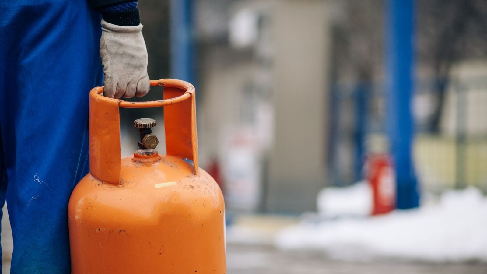 गॅस एजन्सीला नक्की किती कमिशन मिळतं?जेव्हा तुम्ही सिलिंडरसाठी 900 ते 1000 रुपये मोजता, तेव्हा त्यातील मोठा हिस्सा हा सरकारी तेल कंपन्या (IOCL, BPCL, HPCL) आणि करासाठी (GST) जातो.</div><div class=