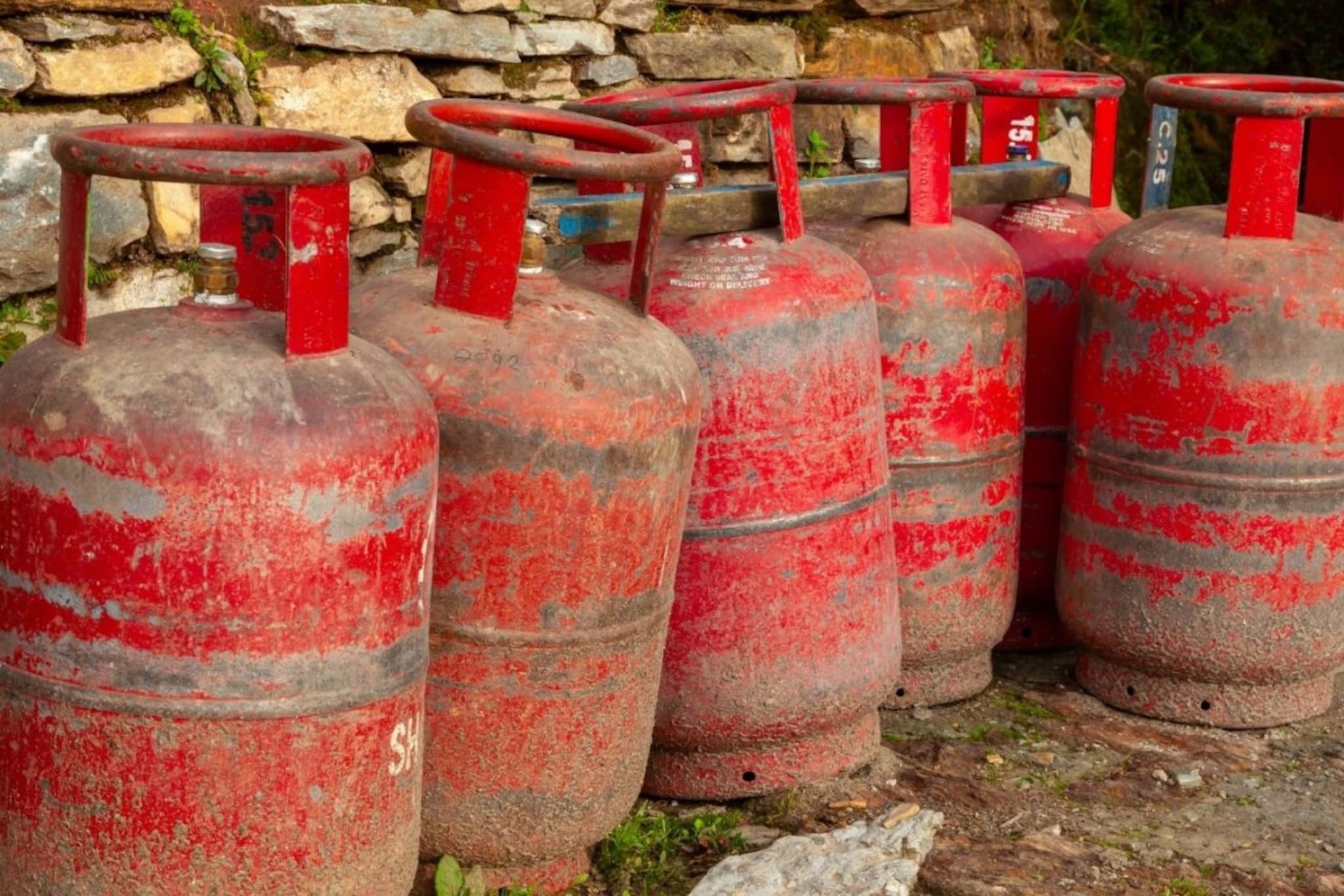 LPG Cylinder : घरात एकापेक्षा जास्त गॅस सिलेंडर ठेवताय? केंद्र सरकारचा नवीन नियम; 'या' चुकीमुळे थेट मिळेल शिक्षा LPG Cylinder : घरात एकापेक्षा जास्त गॅस सिलेंडर ठेवताय? केंद्र सरकारचा नवीन नियम; 'या' चुकीमुळे थेट मिळेल शिक्षा