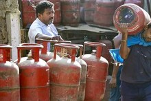 LPG Cylinder : एका सिलिंडर मागे गॅस एजन्सीला किती प्रॉफिट मिळतो? LPG चं संपूर्ण गणित समजून घ्या