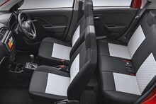 Car: उन्हात किती वेळ बाईकवर फिरणार? लेकरांसाठी घ्या 33 किमी मायलेज अन् बाईकच्या किंमतीतली Car!