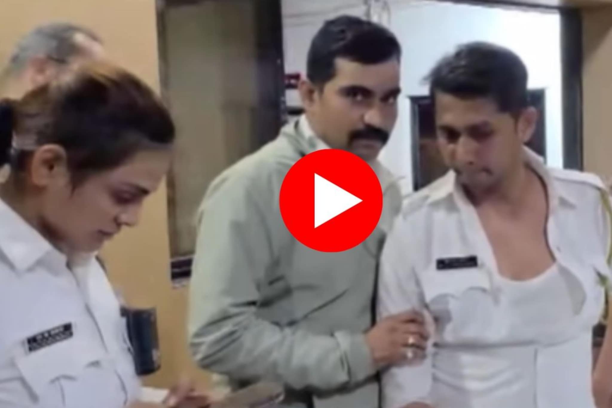 VIDEO : मिरा भाईंदरमध्ये ट्रॅफीक पोलिसावर हल्ला, दुचाकीवर आलेल्या तरुणांनी...नेमकं काय घडलं?