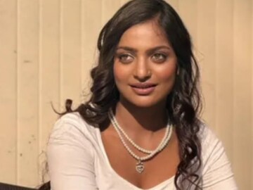 लग्न होताच मोनालिसाला मोठा धक्का, फरमानच्या वडिलांचा लेकावर संताप