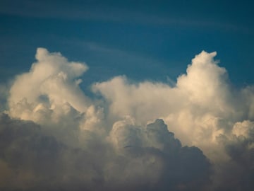 ढगात हजारो टन पाणी असूनही ते आकाशात कसे तरंगतात? ते खाली का पडत नाही?