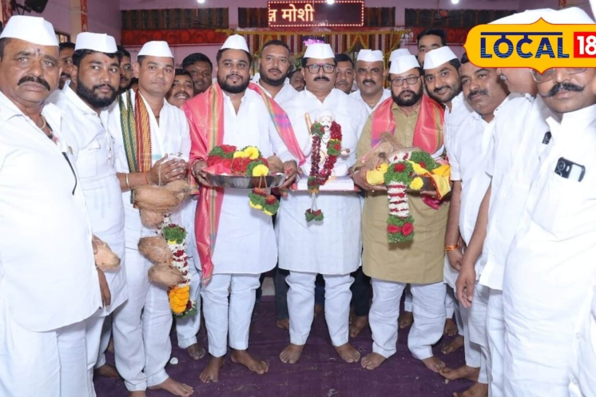 VIDEO: 25 लाखांचा विडा अन् 10 लाखांचा लिंबू, मोशी उत्सवात दीड कोटींची बोली, अशी VIDEO: 25 लाखांचा विडा अन् 10 लाखांचा लिंबू, मोशी उत्सवात दीड कोटींची बोली, अशी