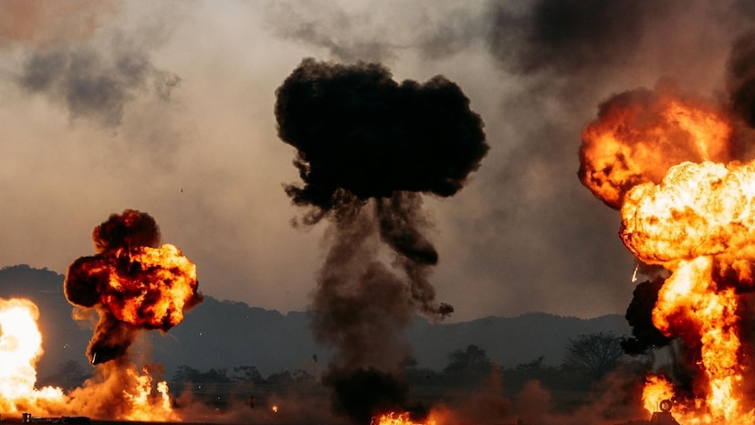 'ये तो सिर्फ शुरुवात है, Picture अभी बाकी है मेरे दोस्त....' हा डायलॉग तुम्ही अनेकदा सिनेमांमध्ये ऐकला असणार. पण इराण आणि अमेरिकेतील युद्धामुळे अशीच परिस्थीती खऱ्याखुऱ्या आयुष्यात ओढावली आहे. युद्ध भडकल्यानंतर त्याचे पडसाद आता गल्लीबोळातील हॉटेल आणि टपऱ्यांपर्यंत दिसू लागले आहेत. सर्वात आधी एलपीजी महागल्याच्या बातम्या आल्या आणि कमर्शियल सिलिंडरचे दर गगनाला भिडले. याचा परिणाम इतका भीषण झाला की, खर्च परवडत नसल्याने अनेक छोट्या हॉटेल्सना कुलूप लागले, तर काहींनी चक्क चुलीवर जेवण बनवण्यास सुरुवात केली आहे. ज्यांनी आपले स्टॉल्स सुरू ठेवले, त्यांनी खाद्यपदार्थांच्या किमतीत मोठी वाढ केली आहे. पाठोपाठ पेट्रोल आणि डिझेल महागल्याची बातमी समोर आली आणि सर्वसामान्यांचे कंबरडेच मोडले. 'ये तो सिर्फ शुरुवात है, Picture अभी बाकी है मेरे दोस्त....' हा डायलॉग तुम्ही अनेकदा सिनेमांमध्ये ऐकला असणार. पण इराण आणि अमेरिकेतील युद्धामुळे अशीच परिस्थीती खऱ्याखुऱ्या आयुष्यात ओढावली आहे. युद्ध भडकल्यानंतर त्याचे पडसाद आता गल्लीबोळातील हॉटेल आणि टपऱ्यांपर्यंत दिसू लागले आहेत. सर्वात आधी एलपीजी महागल्याच्या बातम्या आल्या आणि कमर्शियल सिलिंडरचे दर गगनाला भिडले. याचा परिणाम इतका भीषण झाला की, खर्च परवडत नसल्याने अनेक छोट्या हॉटेल्सना कुलूप लागले, तर काहींनी चक्क चुलीवर जेवण बनवण्यास सुरुवात केली आहे. ज्यांनी आपले स्टॉल्स सुरू ठेवले, त्यांनी खाद्यपदार्थांच्या किमतीत मोठी वाढ केली आहे. पाठोपाठ पेट्रोल आणि डिझेल महागल्याची बातमी समोर आली आणि सर्वसामान्यांचे कंबरडेच मोडले.