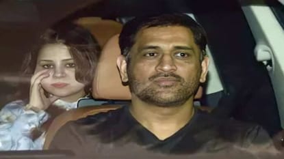 कॅप्टन कूल धोनीचा ताबा सुटला, पोलिसांच्या सापळ्यात अडकला, रांचीच्या रस्त्यावर थरार! कॅप्टन कूल धोनीचा ताबा सुटला, पोलिसांच्या सापळ्यात अडकला, रांचीच्या रस्त्यावर थरार!