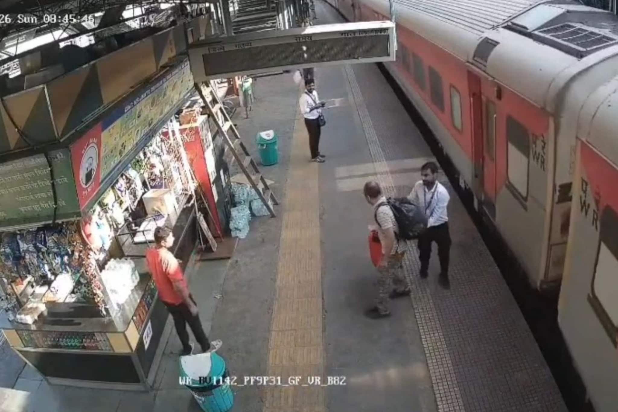 Mumbai: 3 सेकंदात मृत्यू पाहून माघारी परतला अन् देवासारख्या टीसीशी शेकहँड केला, बोरिवली स्टेशनवरचा VIDEO व्हायरल Mumbai: 3 सेकंदात मृत्यू पाहून माघारी परतला अन् देवासारख्या टीसीशी शेकहँड केला, बोरिवली स्टेशनवरचा VIDEO व्हायरल