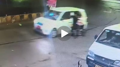 सिगारेटवरून बाचाबाची, टपरीवाल्याला 1 किमी फरफटत नेलं, मुंबईतला धक्कादायक Video