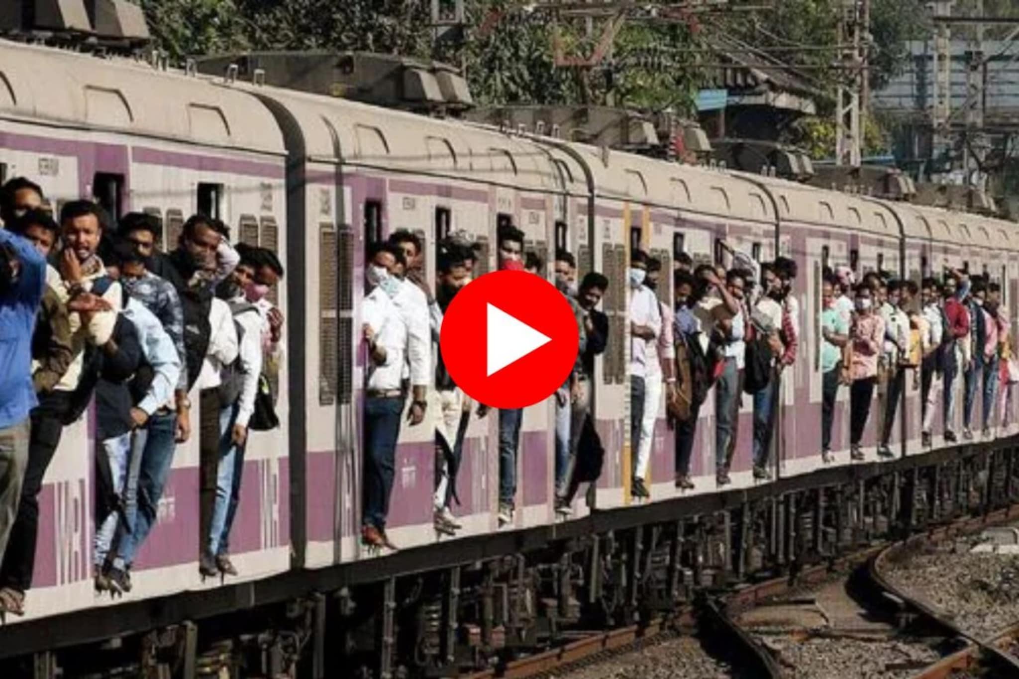 लोकलमध्ये ग्रुपवाल्यांची पुन्हा दादागिरी, प्रवाशांना ट्रेनमधून चढूनच दिलं नाही, पाहा VIDEO