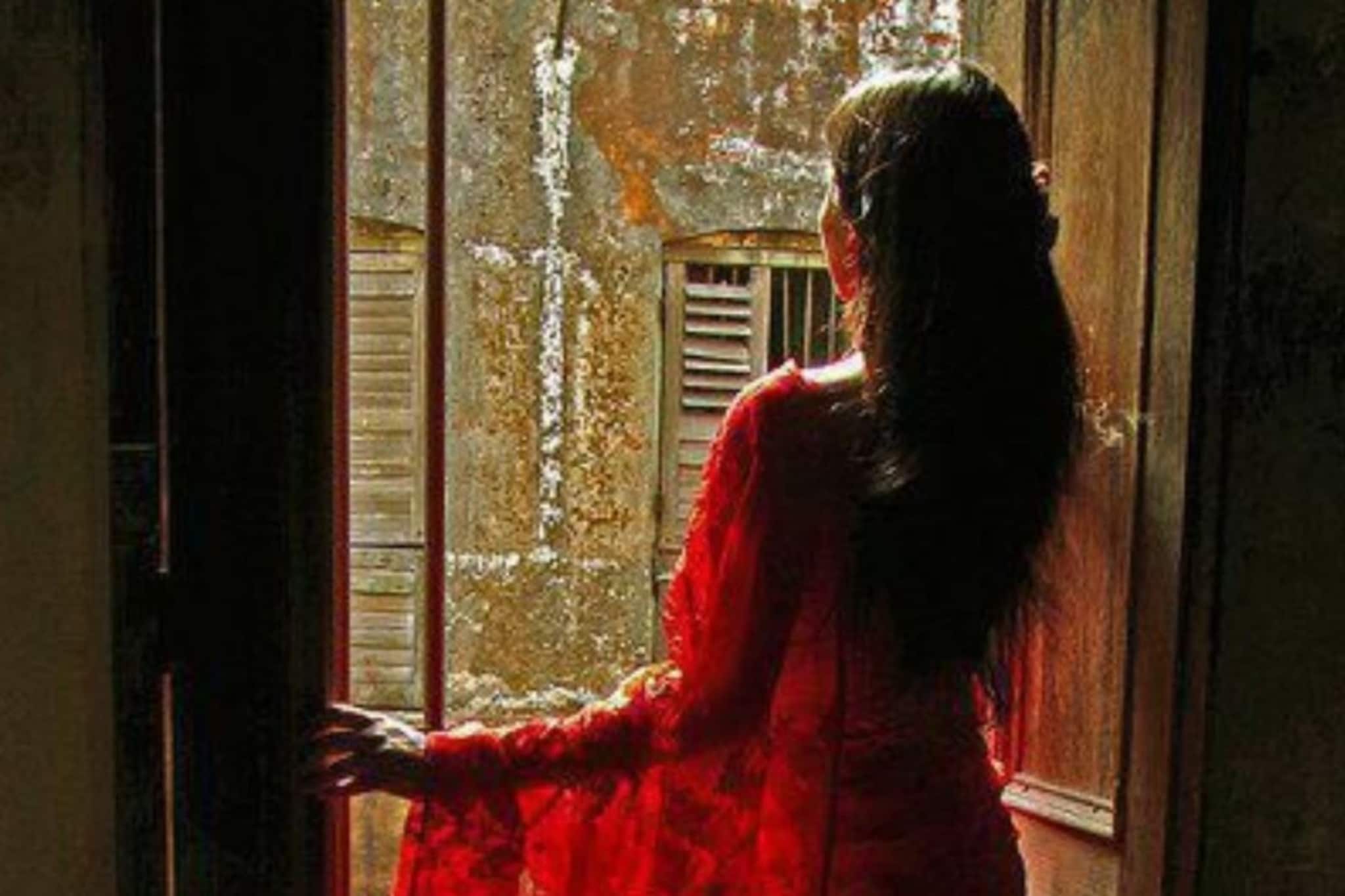 पती बाहेर जाताच टोकाचं पाऊल, मुंबईच्या सांताक्रूझमध्ये विवाहितेनं संपवलं जीवन