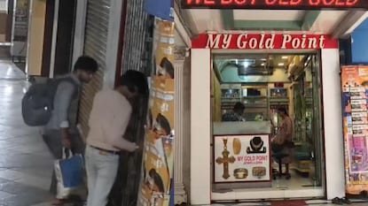 मुंबईत सात कोटींच्या दागिन्यांची चोरी मुंबईत सात कोटींच्या दागिन्यांची चोरी